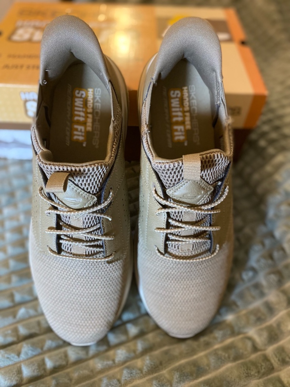Skechers Men's Swift Fit Sneakers in Taupe and White Size 10 Excellent - Picture 2 of 8